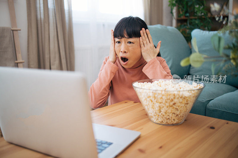 中年日本妇女在看电影