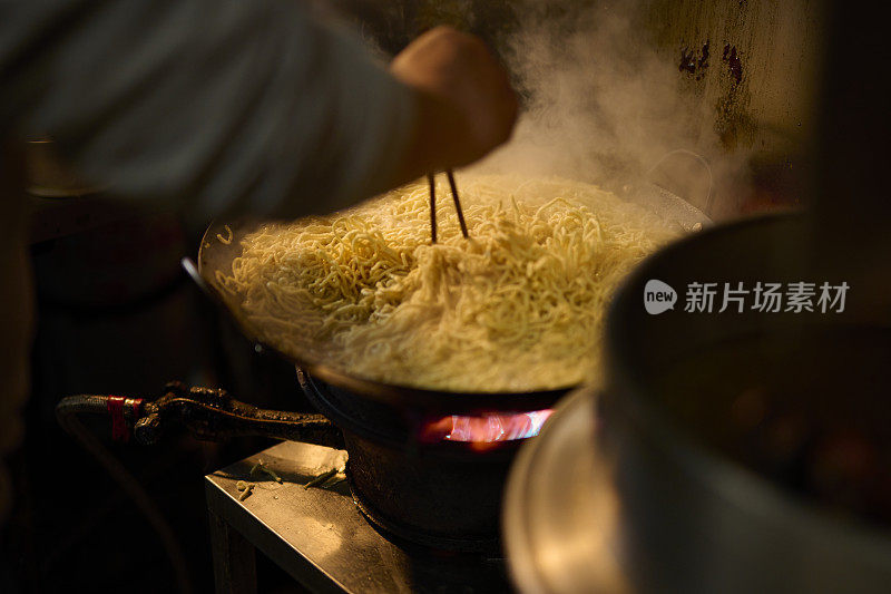 一位老师傅做了炒泥鳝面。台湾传统名品台湾街头小吃，台湾传统美食。近距离俯瞰中式美食，通常可以在夜市创办。台南,台湾。