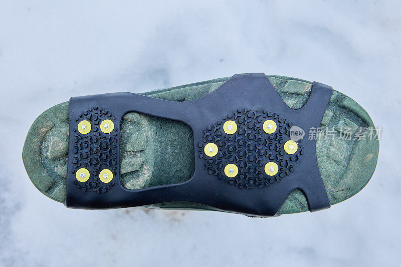 一个配件，以提高抓地力的鞋底在结冰的表面，钉在橡胶衬里的鞋套。