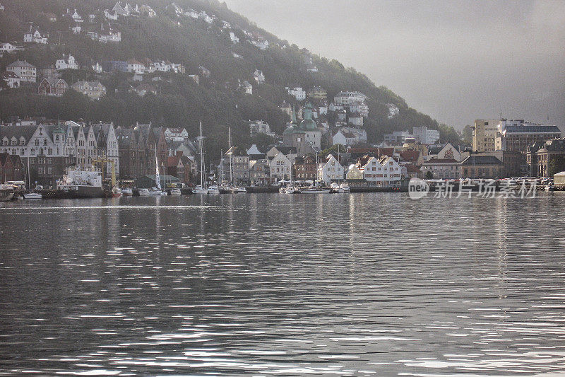 挪威卑尔根港历史悠久的布里根地区，晨雾缭绕