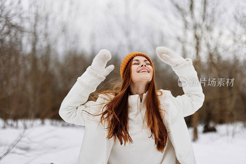 一个女人的肖像在冬天的衣服在一个帽子有趣的冬天风景在冬天的森林里散步