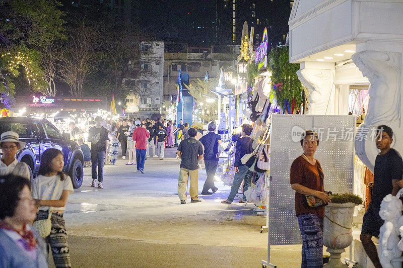 在曼谷的火车市场Danneramit，沿着通道欣赏夜景