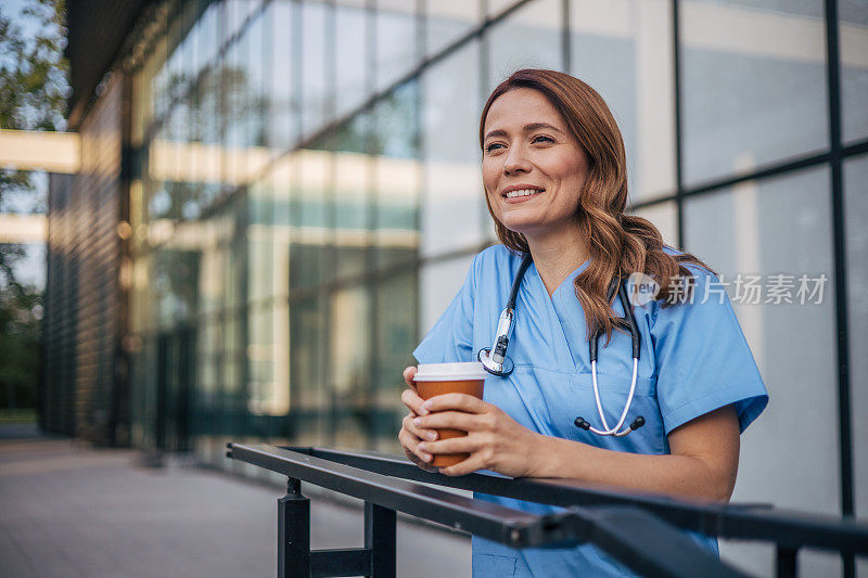 穿着制服的年轻成年护士在诊所喝咖啡休息