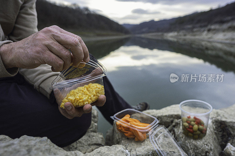 健康的一餐装在塑料容器里，即食，户外自然。