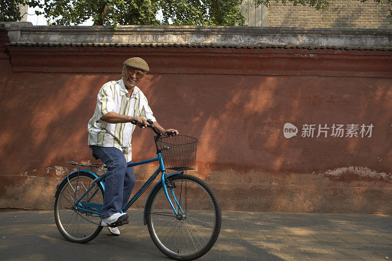 老年人骑自行车