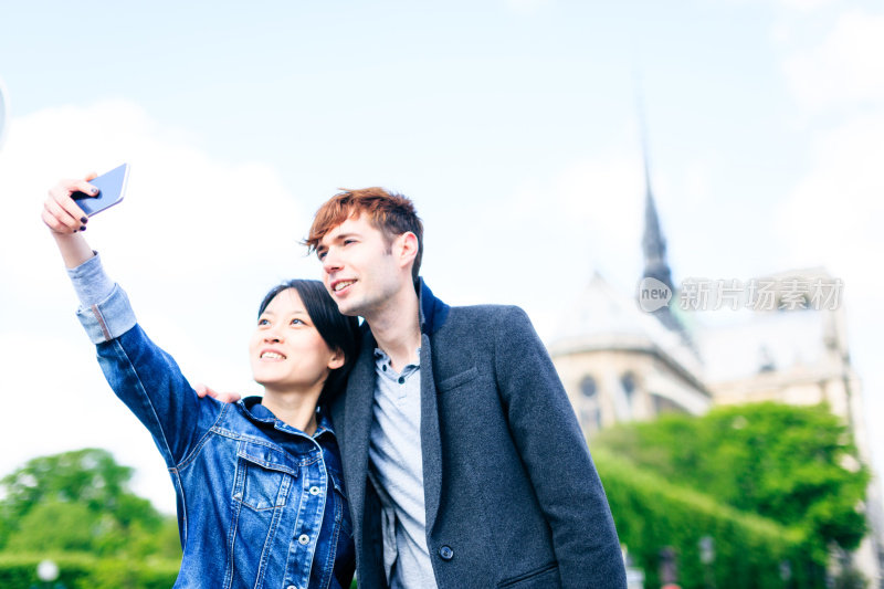 年轻的多民族夫妇享受他们的巴黎之旅，法国