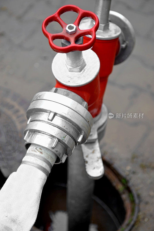 软管连接到红色消防栓