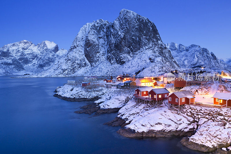冬天黎明时分，罗弗敦号上挪威渔民的小木屋