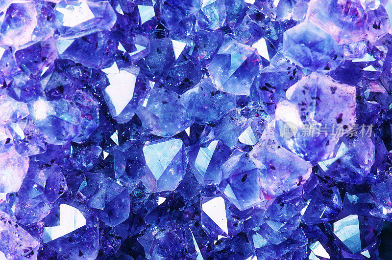 明亮的蓝色纹理来自天然水晶。