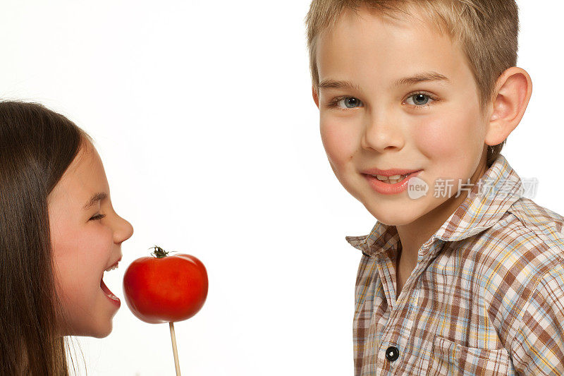 弟弟和妹妹吃西红柿