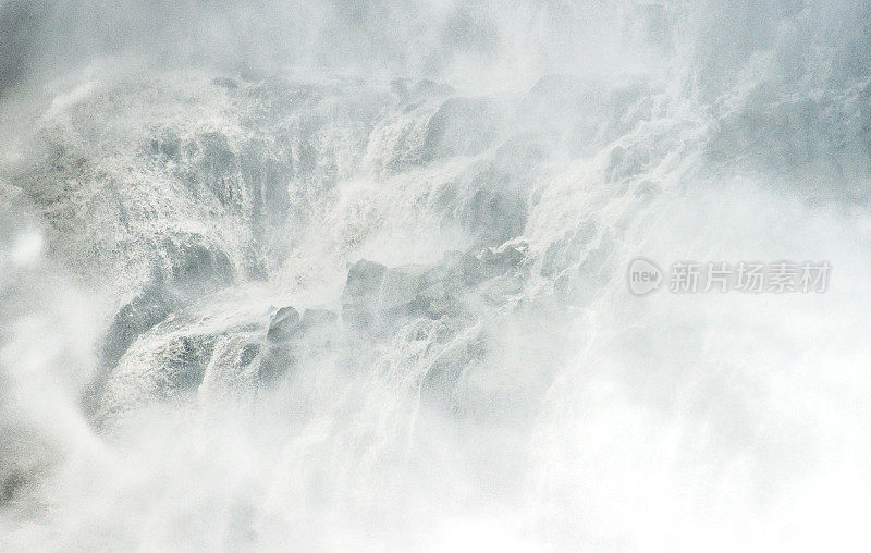 瀑布特写许多水在行动