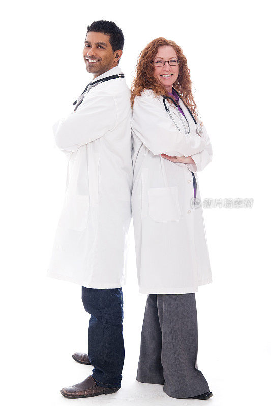 男女医疗专业人员背靠背站立