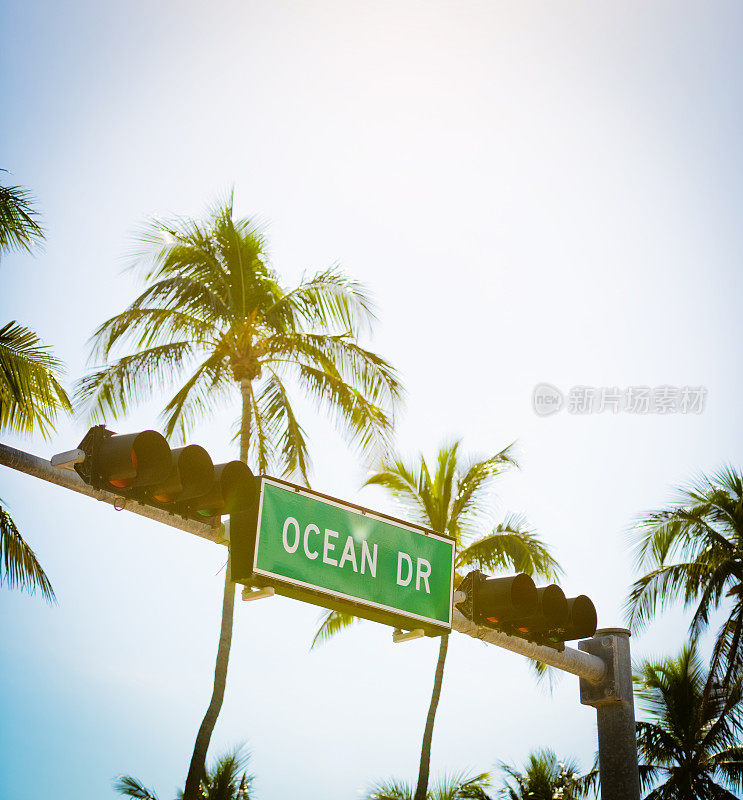 美国迈阿密海滩，海洋大道标志和交通灯