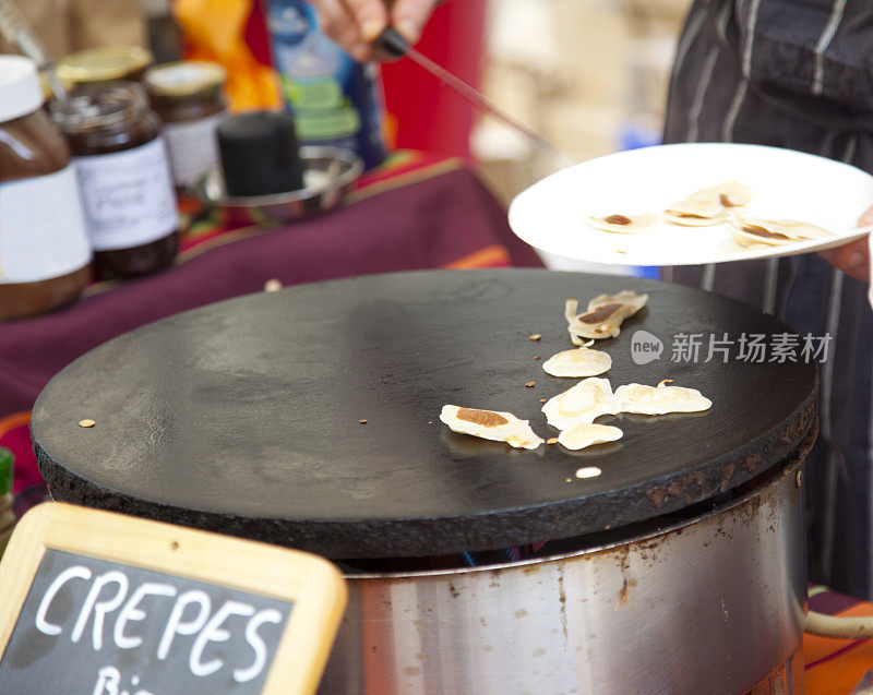 在露天市场烹饪薄饼