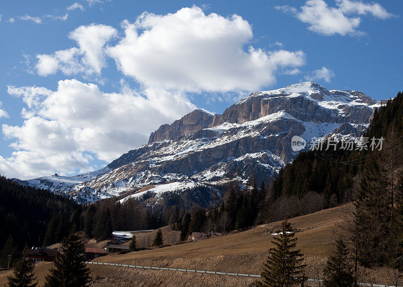 冬季的山脉全景图-多洛米提-意大利