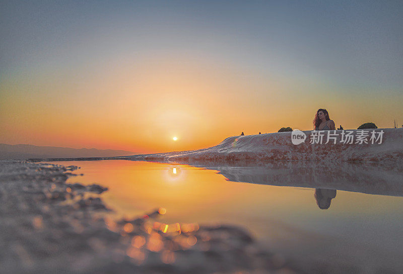 年轻女子享受Pamukkale，土耳其日落时间