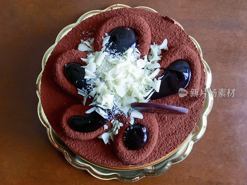 三层巧克力蛋糕配上白巧克力