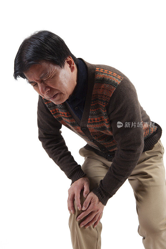 一名腿部受伤的日本中年男子