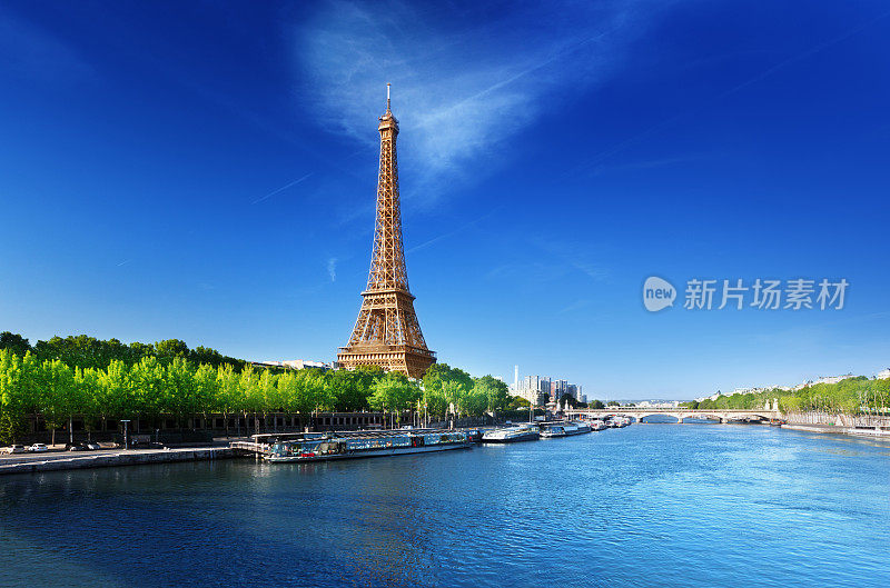 日出时分的巴黎塞纳河和埃菲尔铁塔