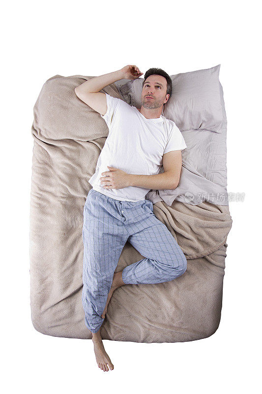 失眠症男性在床上辗转反侧