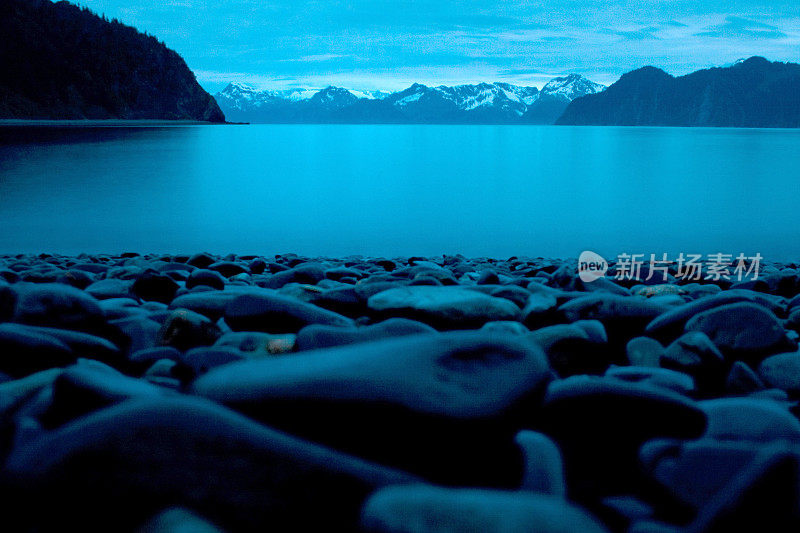 光滑的海滩石头在海岸午夜在阿拉斯加