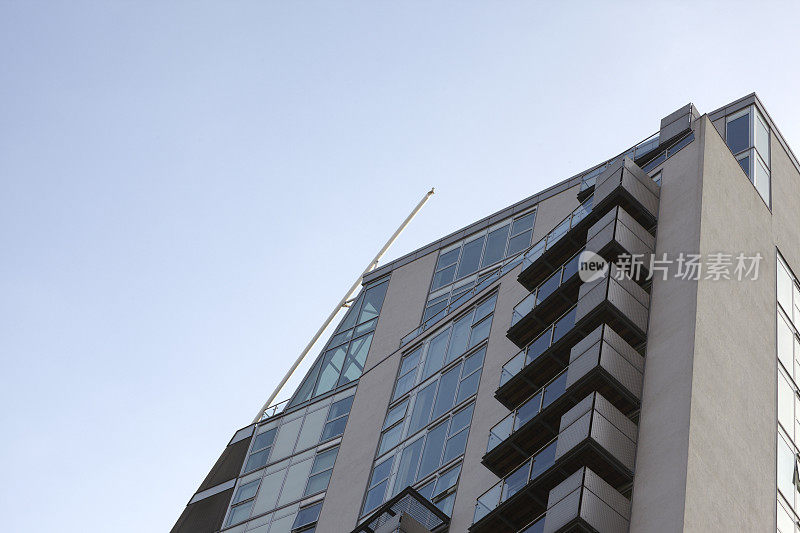 现代顶层公寓与晴朗的天空和玻璃