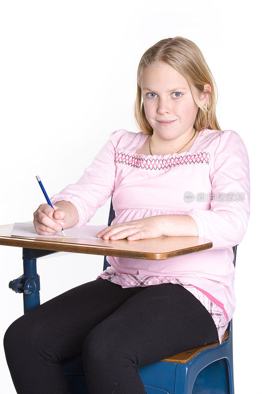 学生在书桌上写作