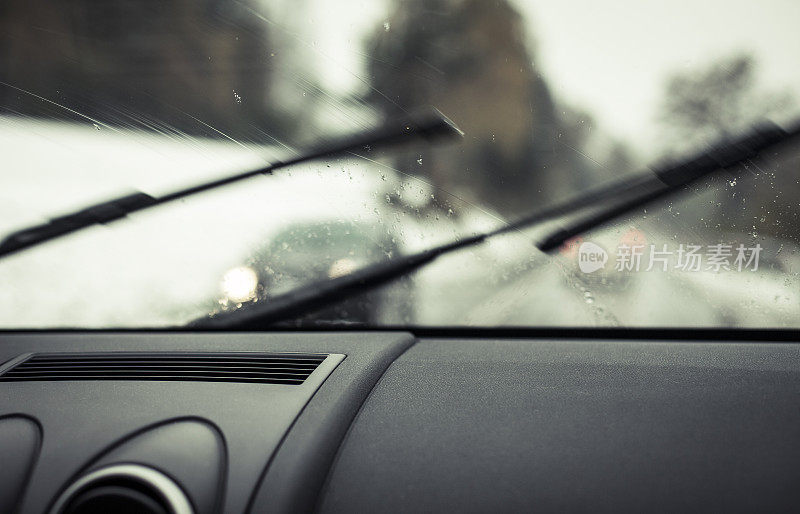 在雨中开车