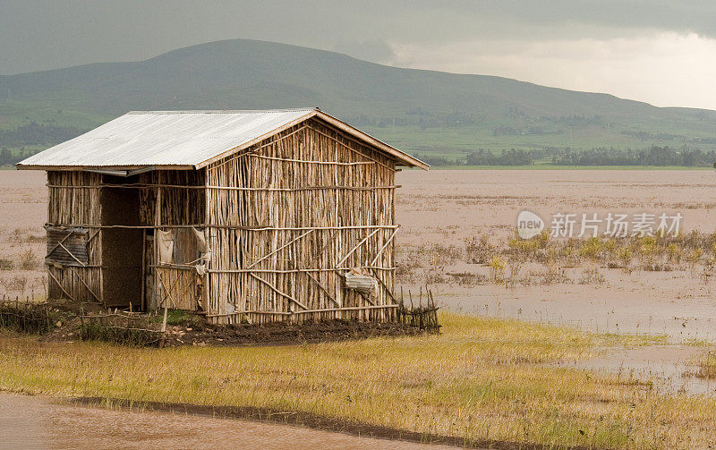 小屋被淹没的农田包围