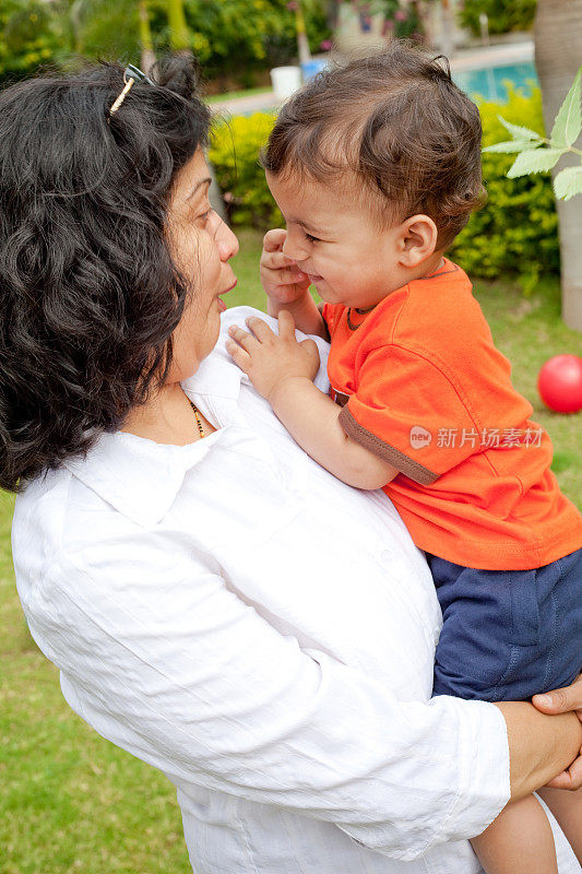 垂直肖像的快乐亚洲印度母亲和儿子