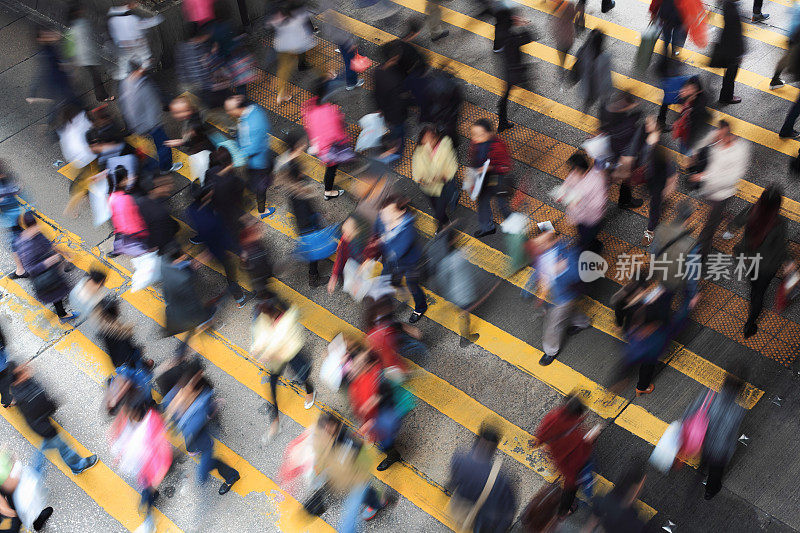 模糊的城市生活，人们上下楼梯