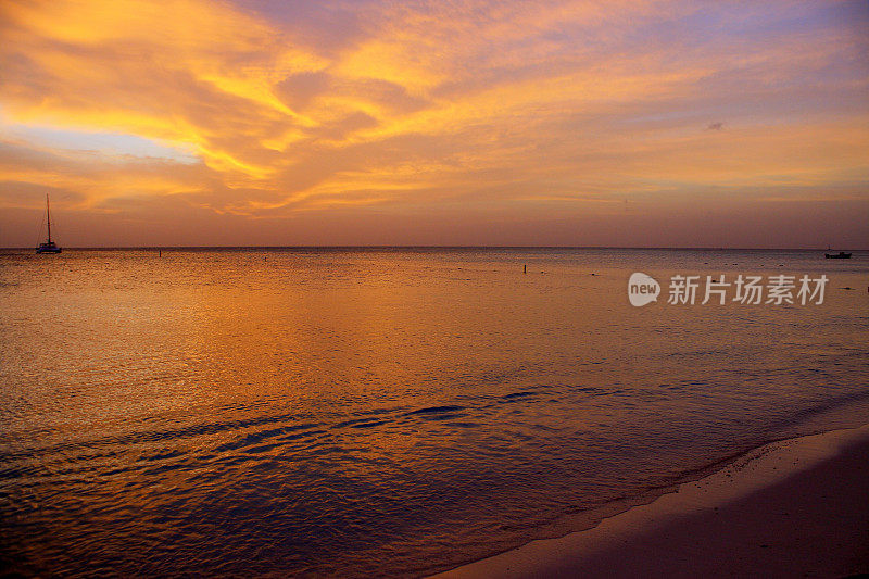 日落在田园般的棕榈海滩阿鲁巴，加勒比海