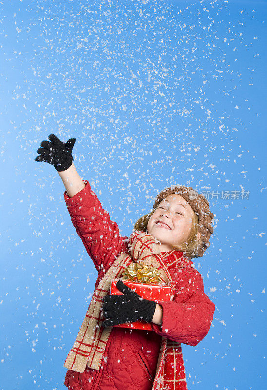 为雪花和礼物而兴奋