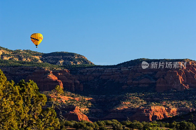 在亚利桑那州塞多纳红岩峡谷上空的热气球