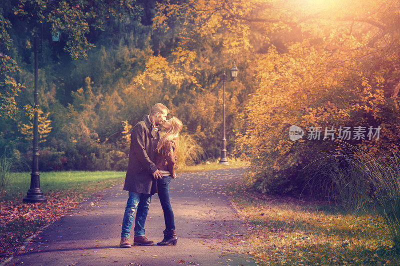 一对年轻情侣在公园里互相亲吻