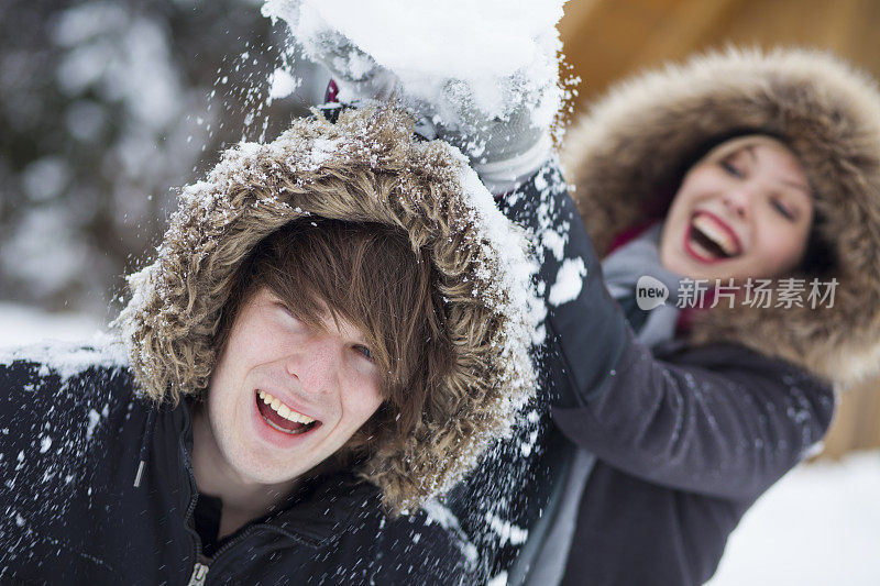 年轻女子跟男朋友玩滚雪球