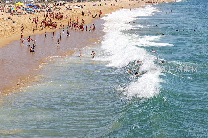 人们在享受加州新港海滩的沙滩和海浪