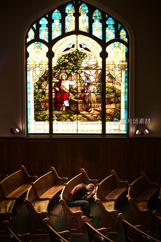 男人在教堂祈祷