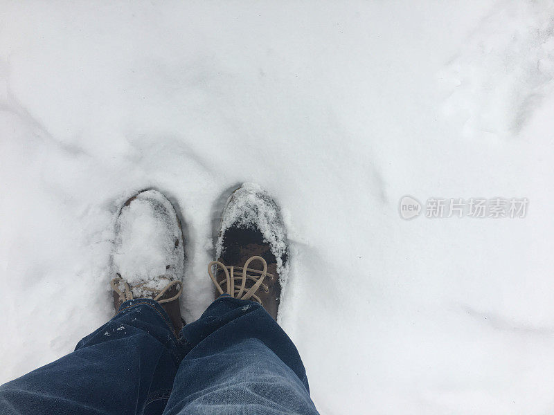 雪地上的冬靴