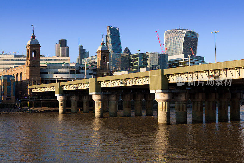 大炮街铁路桥，泰晤士河和伦敦天际线。