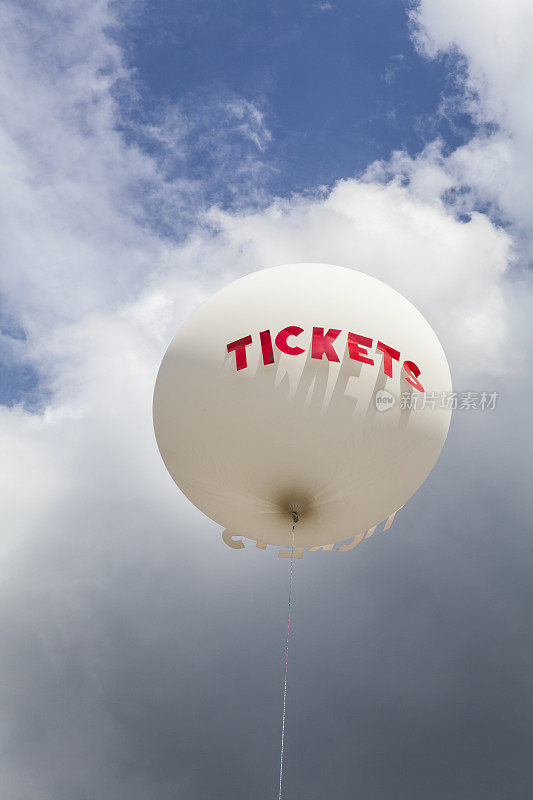 空中的白色大气球，上面写着“TICKETS”