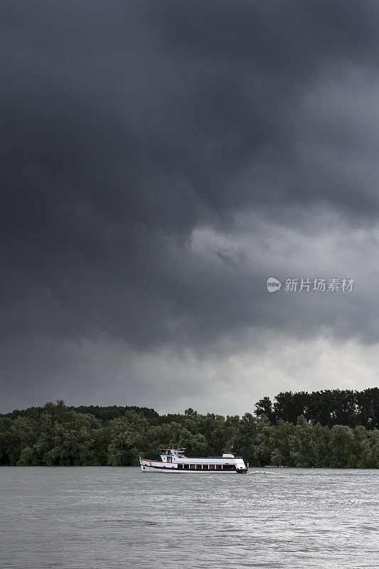 莱茵河上一艘客船-接近雷雨