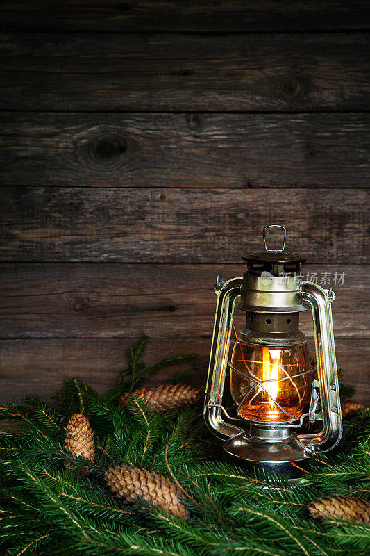 煤油灯笼和圣诞花环