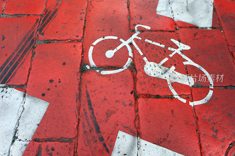 红色的自行车车道