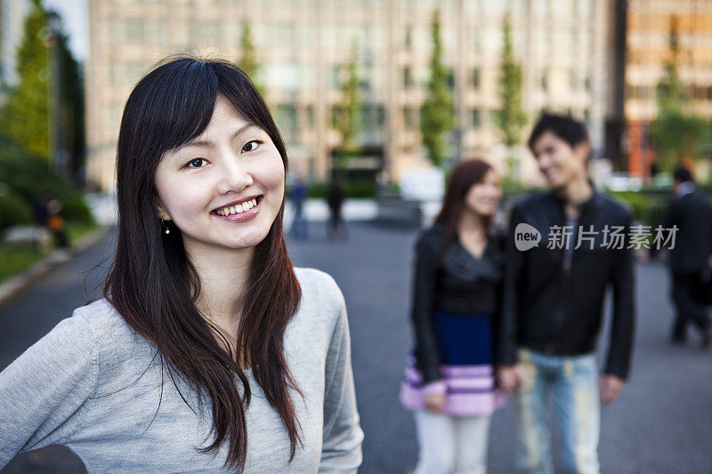 美丽的日本女孩和朋友