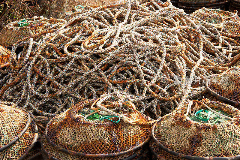 五颜六色的渔网在港口