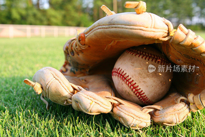 棒球和手套