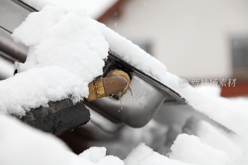 太阳能电池板的细节与雪