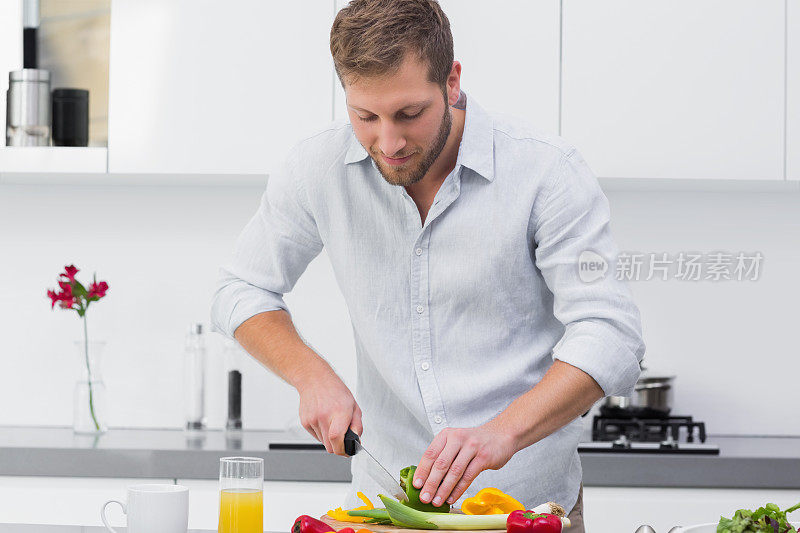 微笑着准备蔬菜的男人