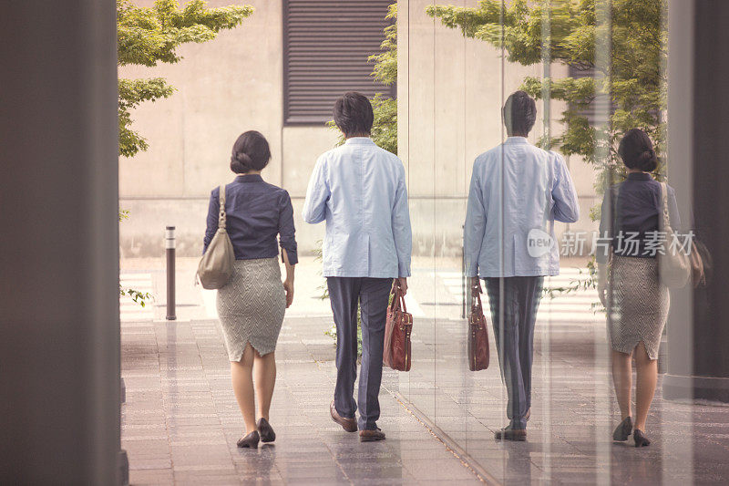 在日本京都散步的日本商业伙伴